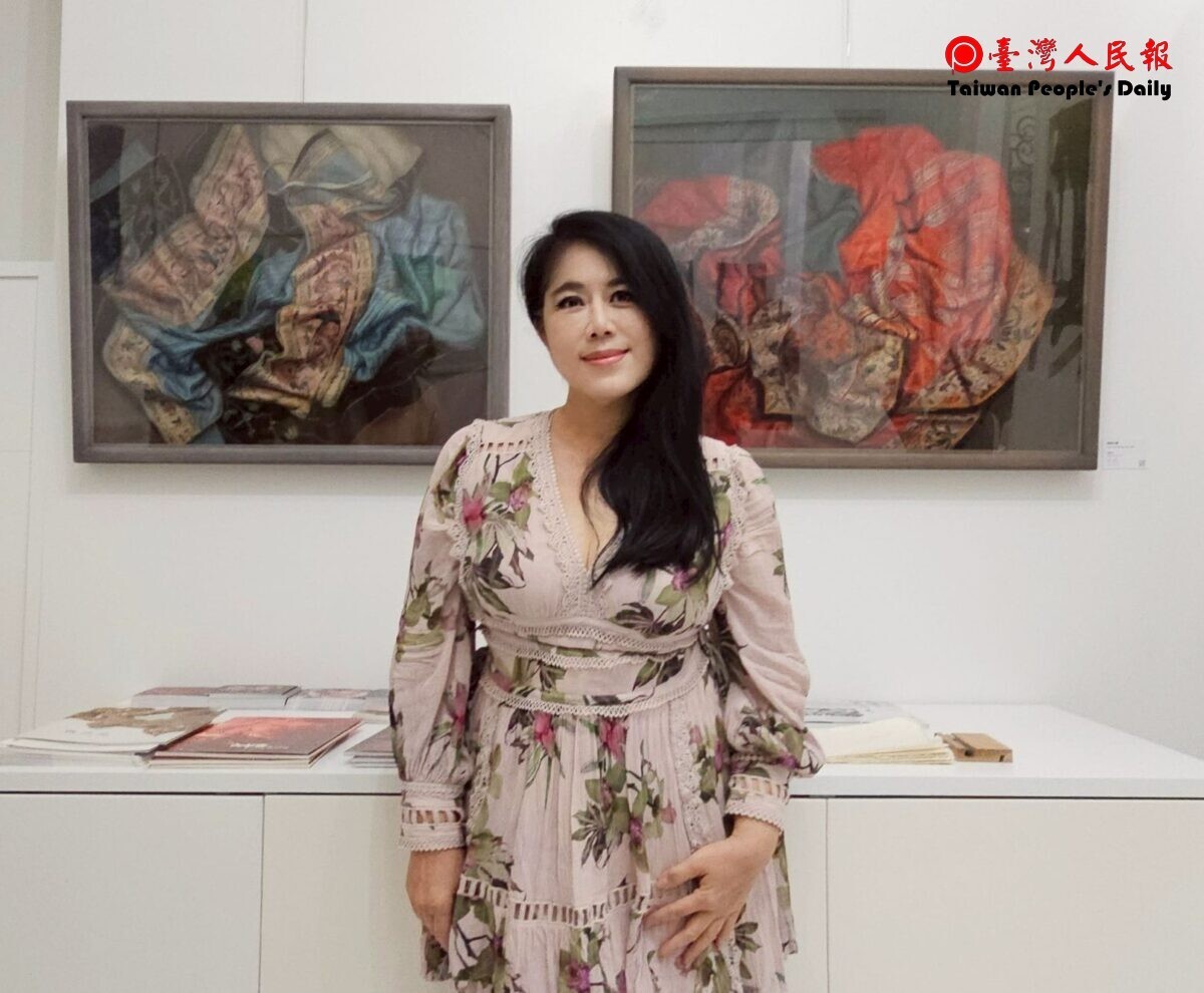 ✨南應大美術系專任副教授_陳香伶_老師_法國展出_再度登上巴黎展場，畫作展現絲綢與刺繡的艷麗璀璨，備受好評~