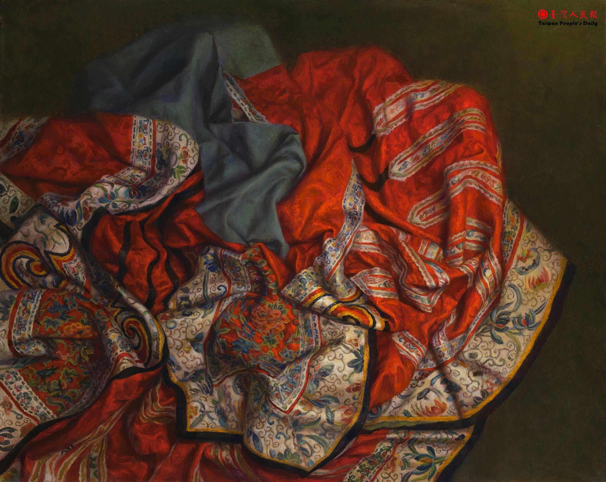 ✨南應大美術系專任副教授_陳香伶_老師_法國展出_再度登上巴黎展場，畫作展現絲綢與刺繡的艷麗璀璨，備受好評~