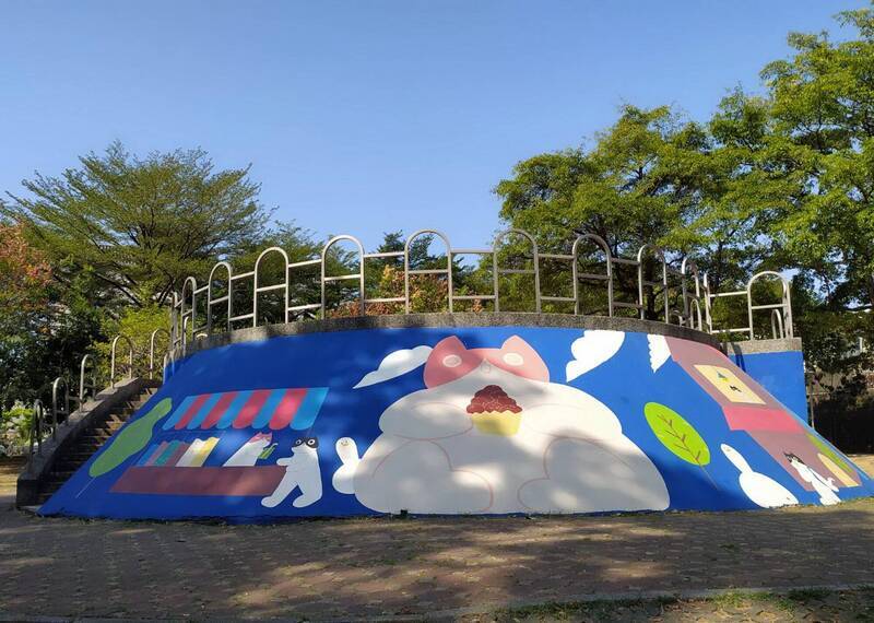 台南市東區南聖公園「白貓的日常」的童趣構圖，成為公園的新亮點。（圖由南市工務局提供）