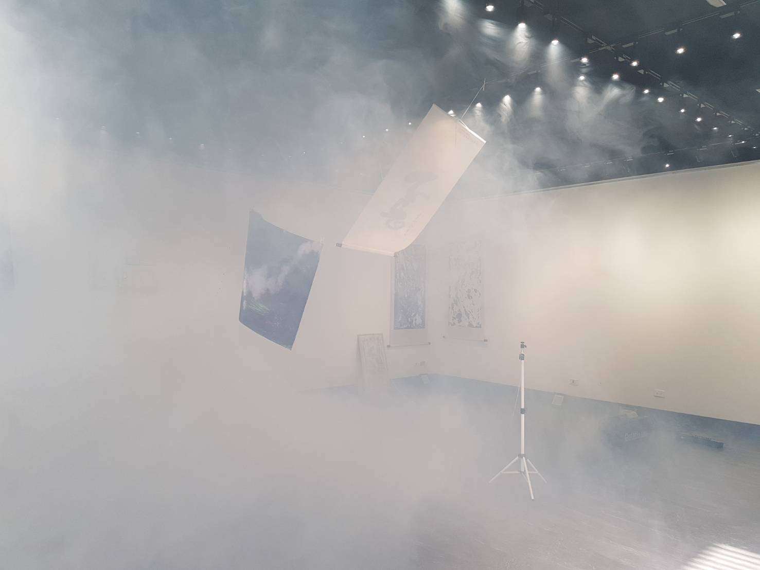 補充說明：  展場看到的煙霧是用演唱會活動霧氣效果的專門設備製造的。  是環保無毒的媒材。  且目前大家都有戴口罩，因此對身體無害。