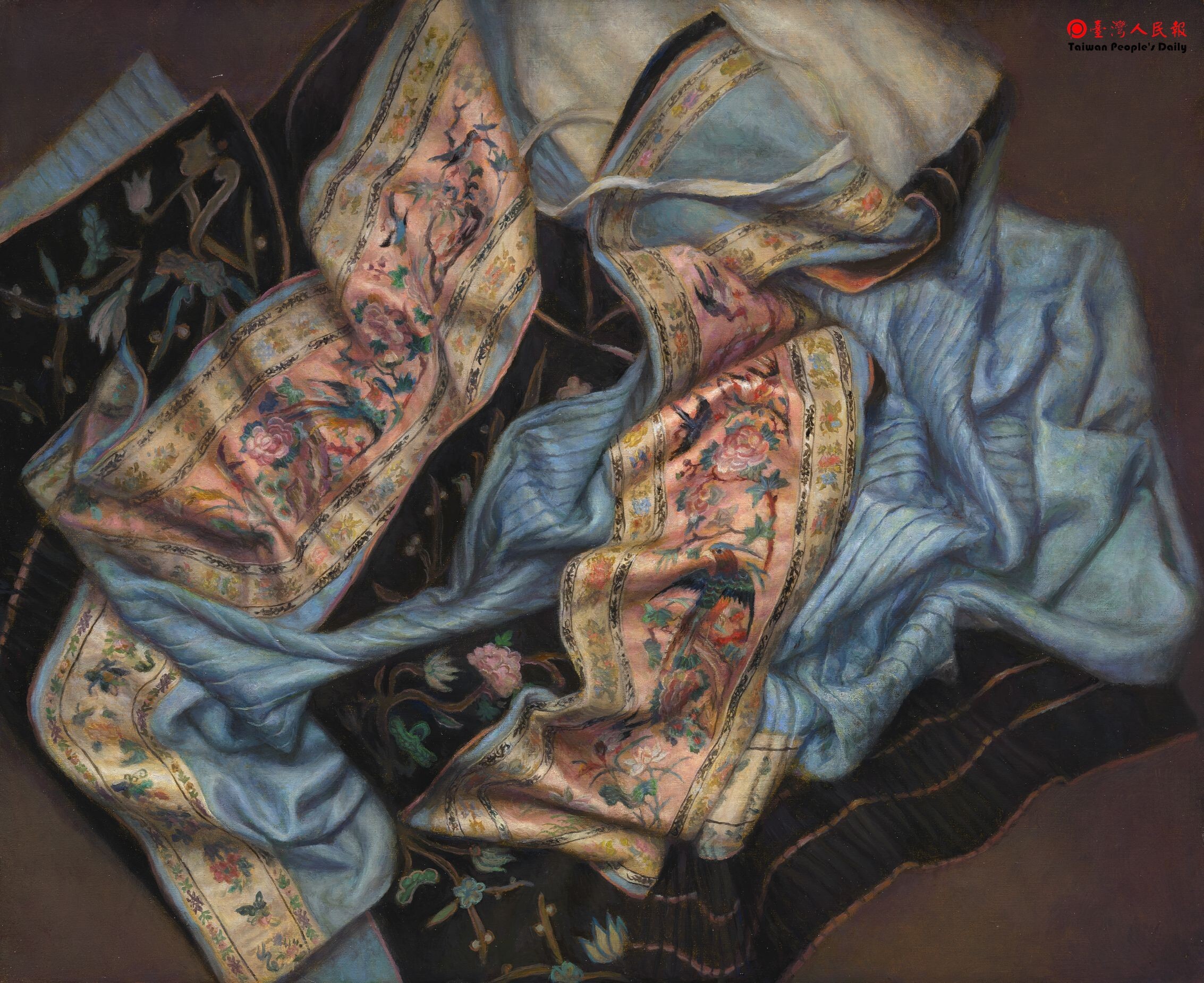 ✨南應大美術系專任副教授_陳香伶_老師_法國展出_再度登上巴黎展場，畫作展現絲綢與刺繡的艷麗璀璨，備受好評~