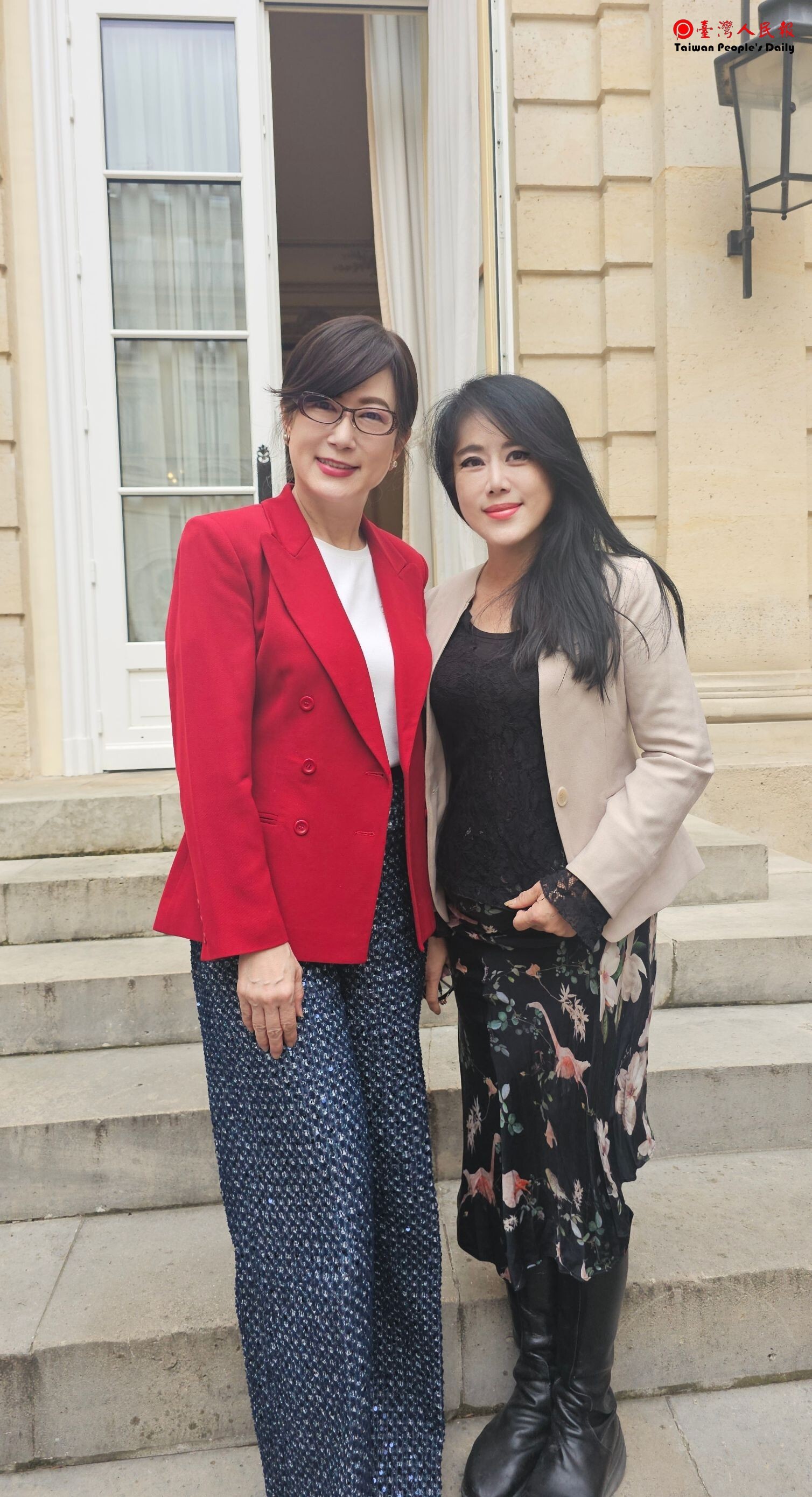 ✨南應大美術系專任副教授_陳香伶_老師_法國展出_再度登上巴黎展場，畫作展現絲綢與刺繡的艷麗璀璨，備受好評~