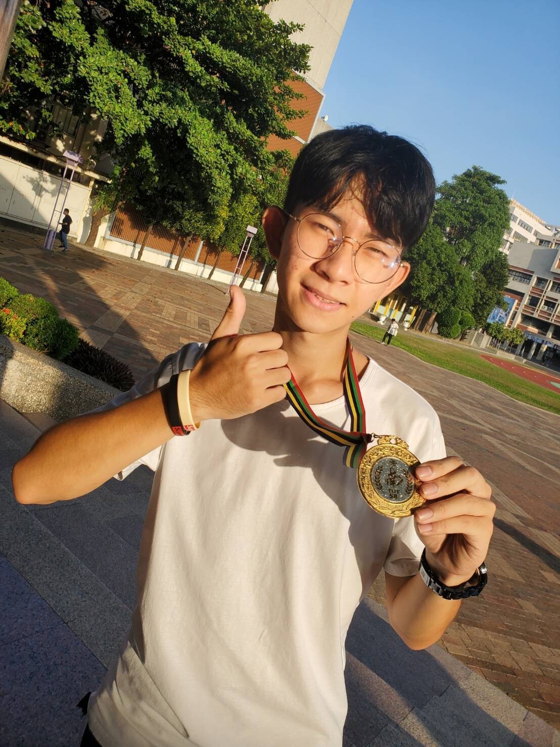 恭喜南應大美術系七年一貫四級李宥陞校慶運動會100公尺賽跑決賽第一名