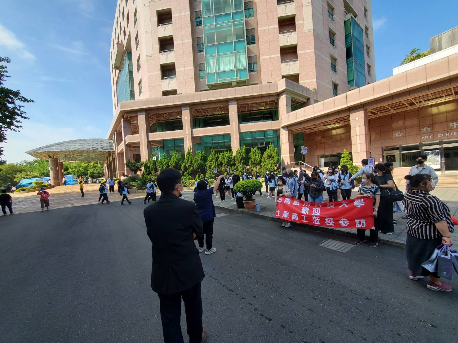 國立土庫商工廣告設計與美工科參訪南應大美術系館，美術系黃金福主任親自導覽。
