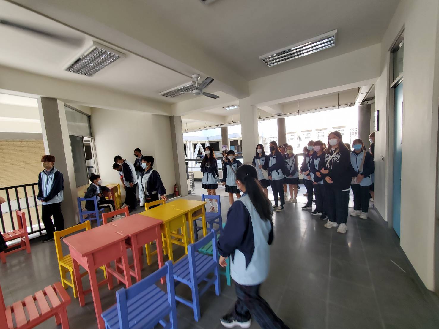 國立土庫商工廣告設計與美工科參訪南應大美術系館，美術系黃金福主任親自導覽。