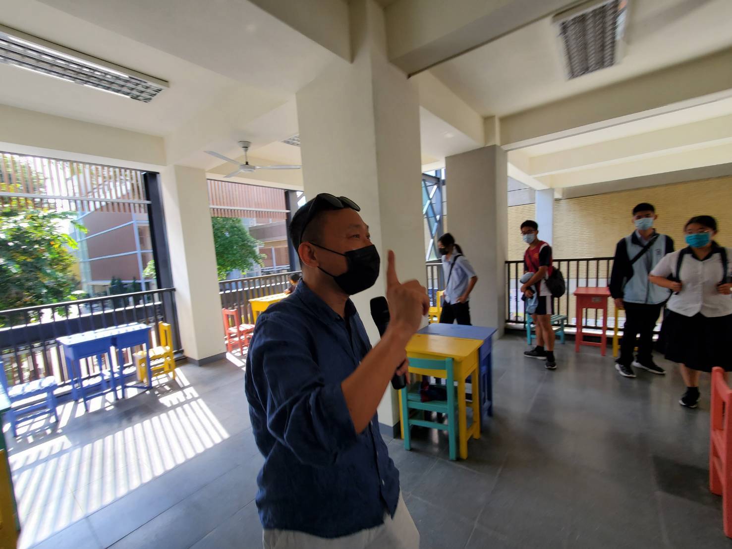 國立土庫商工廣告設計與美工科參訪南應大美術系館，美術系黃金福主任親自導覽。