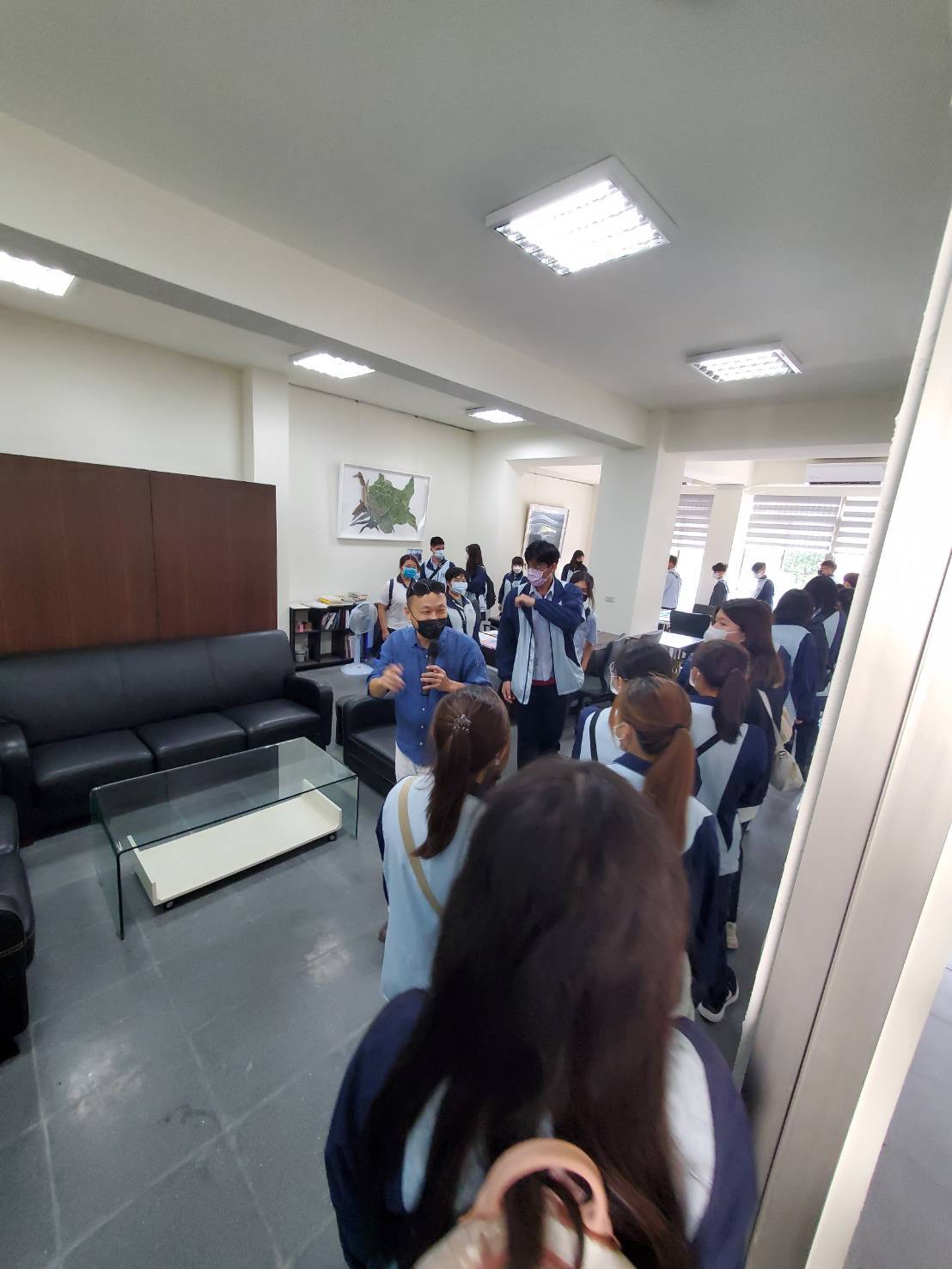 國立土庫商工廣告設計與美工科參訪南應大美術系館，美術系黃金福主任親自導覽。