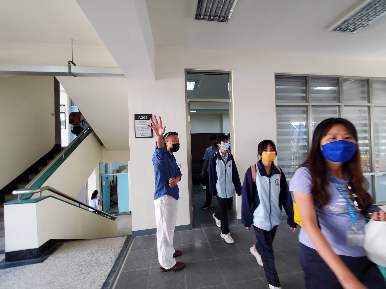 國立土庫商工廣告設計與美工科參訪南應大美術系館，美術系黃金福主任親自導覽。