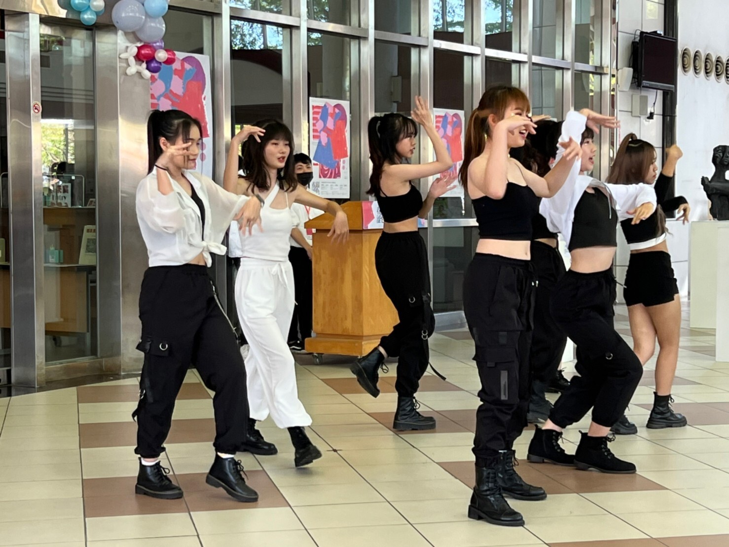 南應大美術系畢業作品南市議會開展 展現學生創意及想像力