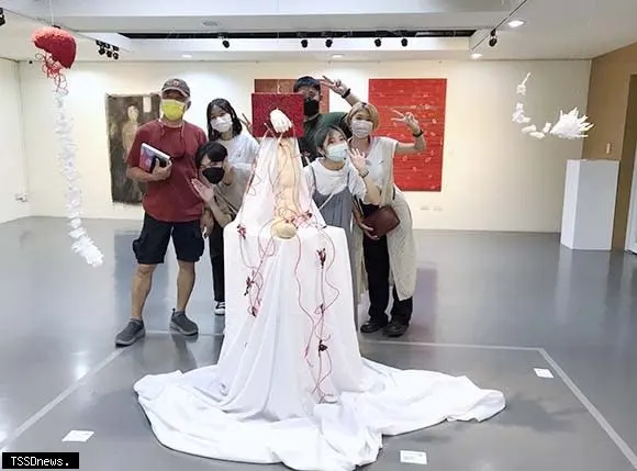 南應大美術系師生聯合展新營文化中心展出,畢業生以不同媒材創造新的意象語彙打破對藝術刻板印象,讓藝術不單止於被欣賞的美。(記者李嘉祥攝)