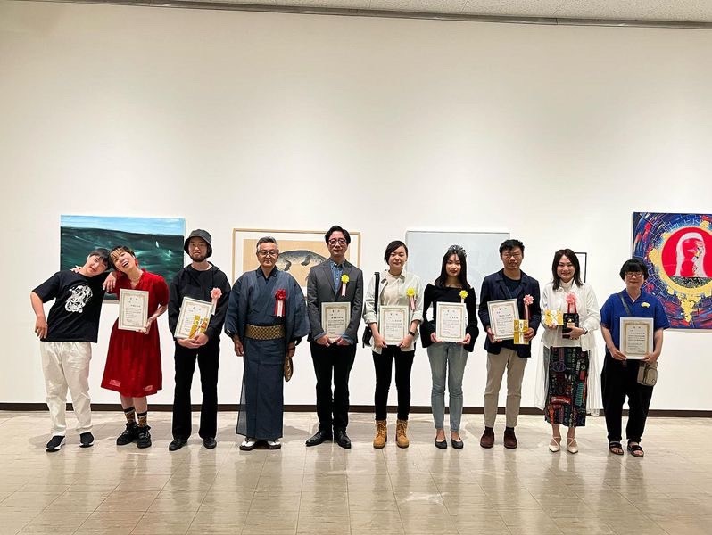 恭喜南應大美術系去年畢業的柯依廷系友（碩士班）榮獲日本舉辦的「ARTabi2023國際當代藝術大獎」，由來自12個國家、16至78歲藝術家共374件作品中脫穎而出，成為三十件入圍者之一。
