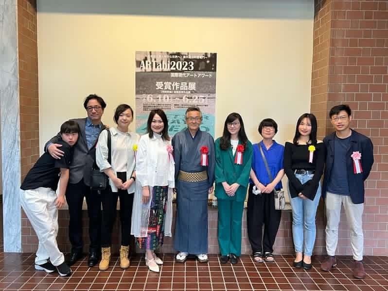 恭喜南應大美術系去年畢業的柯依廷系友（碩士班）榮獲日本舉辦的「ARTabi2023國際當代藝術大獎」，由來自12個國家、16至78歲藝術家共374件作品中脫穎而出，成為三十件入圍者之一。