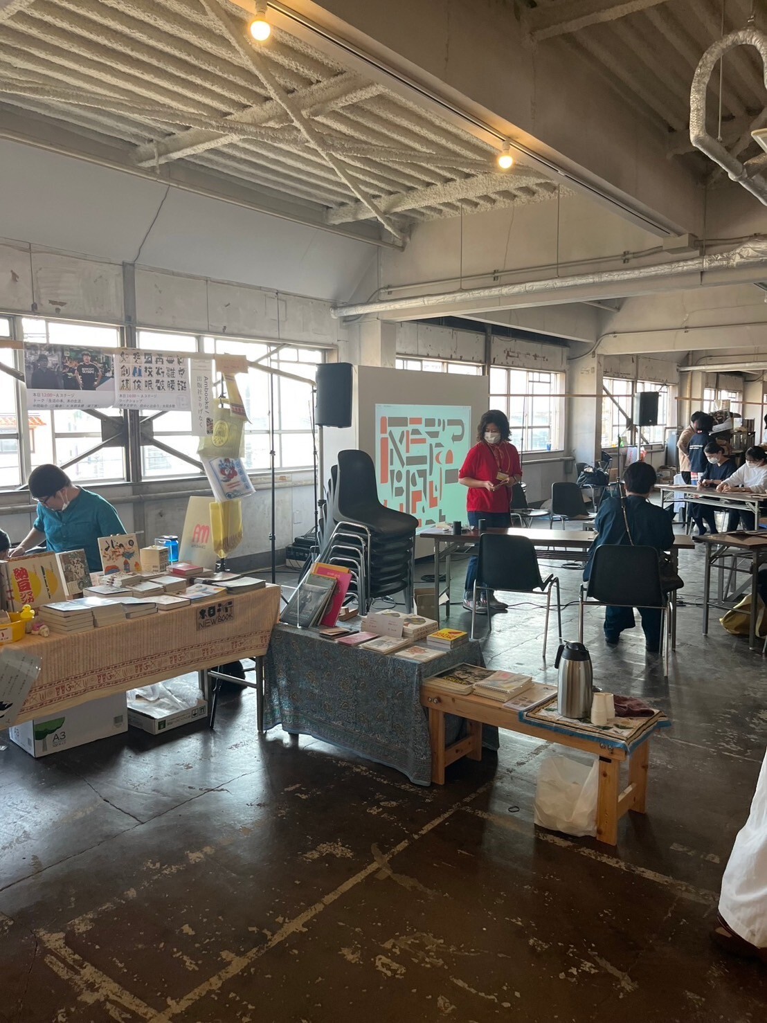 王茹羚在日本的學習活動分享01-參觀大阪藝術市集（autumn&asia book market),有許多手工藝的特殊商品與藝術家講座。